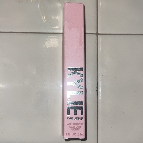 KYLIE Matt liquid lipstick -“on brand” - Picture 4 of 5